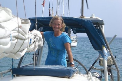 Marisa y su barco, el Huyra