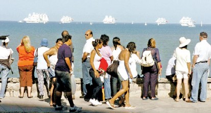 Desde la costa el público siguió la Revista Naval