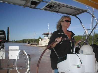 Sophie timoneando en el Paraná
