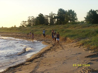 por la playa